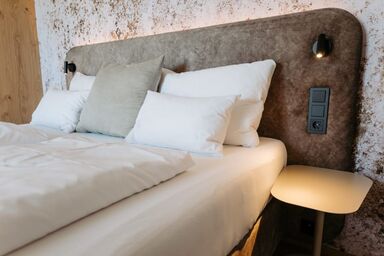 Weingut - Gästehaus zum Seeblick Familie Doris und Karl Sattler - Superior-Zimmer neu renoviert ab 1.4.26