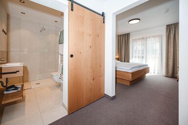 Pension Hauserhof - Dreibettzimmer mit Balkon und Kitzblick