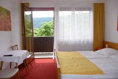 Haus Lindenweg - Zimmer 6 für 2 Personen mit  Bad und Balkon