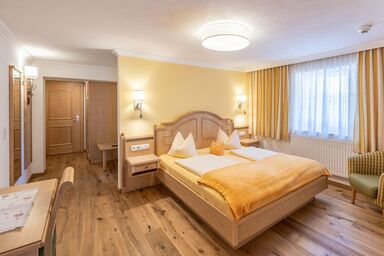 Feriengut Unterhochstätt - Fam. Ballsberger - Familienzimmer Haupthaus DU/ WC