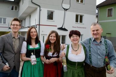 Wirtshausbrennerei Krenn - Einzelzimmer Obst ausgestattet mit Naturholzmöbeln