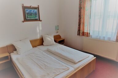 Landpension Gschwantner - Doppelzimmer (18qm) mit kostenfreiem WLAN