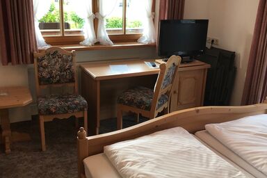 Gästehaus Schwarzlofer - Komfortables Doppel - oder Dreibettzimmer mit Dusche/WC