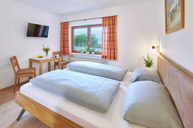 Urlaubshof Kirchmaier - Doppelzimmer Nr. 1 mit Chiemseeblick direkt am Chiemsee