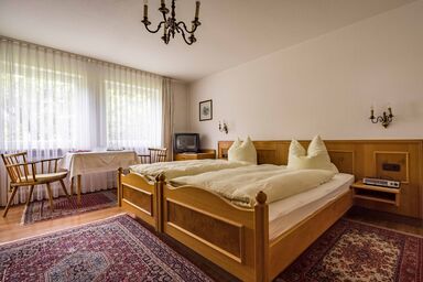 Gästehaus Christa Mauerer - sonniges, geräumiges Doppelzimmer 22 qm mit Bergblick