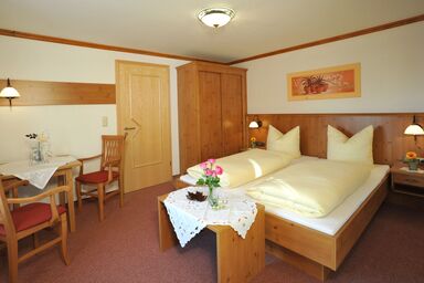 Gästehaus Breitenlohner - Komfortables Doppelzimmer 3 mit Dusche/WC und Balkon
