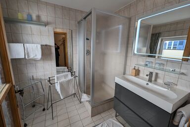 Ferienwohnungen Central  inkl. Chiemgaukarte - Ferienwohnung Jodlschmid, 50qm, Balk., Küche, 1 Schlaf- u. 1 Wohn-/Schlafz., WLAN