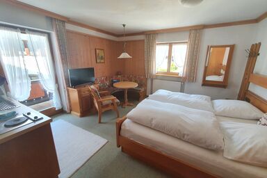 Gästehaus Annemarie - Doppelzimmer (3) mit Dusche/WC, Kochecke und Balkon