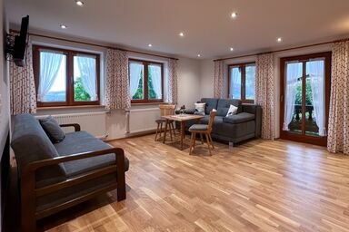 Maurerhof inkl. Chiemgaukarte - Ferienwohnung Zinnkopfblick 55qm Balkon, Wohnzimmer, 1 Schlafzimmer, Küchenzeile