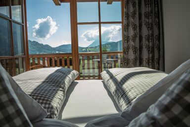 Haus Jäger Ferienwohnungen mit Indoor-Pool inkl. Chiemgaukarte - Ferienwohnung 9, 56qm, Balkon, 1 Schlafzimmer, Wohnzimmer, Küche, WLAN, 2 TV