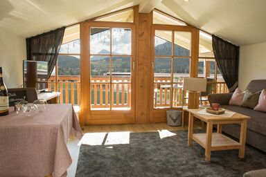 Haus Jäger Ferienwohnungen mit Indoor-Pool inkl. Chiemgaukarte - Ferienwohnung 1, 41qm, Balkon, 1 Schlafzimmer, Wohnzimmer, Küche, WLAN, FLat-TV