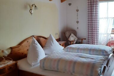 Haus Stoaröserl - Doppelzimmer m. Du/WC Balkon Nr.1 u. 2