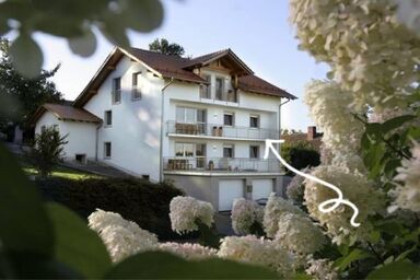 Ferienwohnungen Anna Altmann - Ferienwohnung 90qm mit großem Balkon mit Liegestühlen