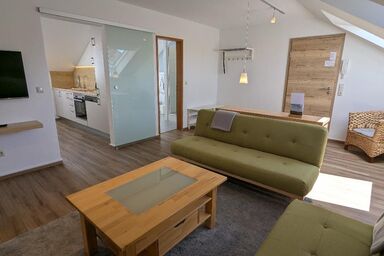 Weinbau Ferienwohnungen Familie Neubert - Ferienwohnung Mainaue (70 qm) mit großem Balkon nach Südwesten
