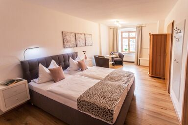 Ökonomiehof - Ferienwohnung Blauer Turm mit gemütlicher Essecke und sofa