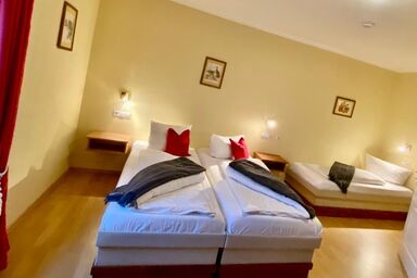 Schlosspension Ering - Dreibettzimmer
