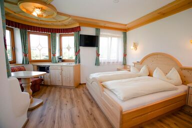 Bauernhof Bachangerhof - Familie Knoll - Erkerzimmer mit Kachelofen