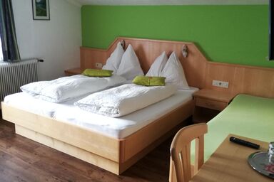 Haus Ortsblick - Dreibettzimmer mit Dusche, WC