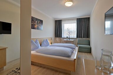 Pension Schenkenfelder - Dreibettzimmer - Nr. 6