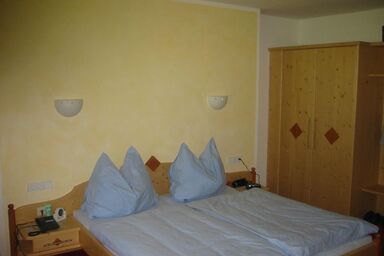 Appartement Pension Garni Schranz - Dreibettzimmer mit Dusche od. Bad, WC