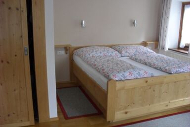 Landhaus Mayer - Vierbettzimmer mit Dusche und WC