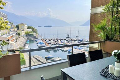 Ferienwohnung mit Terrasse und Blick auf den Yachthafen, Innenpool und Sauna