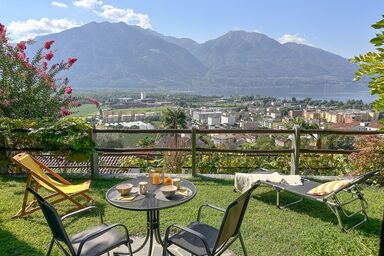 Ferienwohnung mit Panoramablick und Aussenpool, Gartensitzplatz und Liegewiese