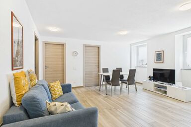 Curio Court House Charming Lodge