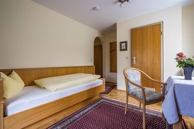 Gästehaus Christa Mauerer - sonniges Einzelzimmer 19 qm mit Bergblick und eigenem Etagenbad