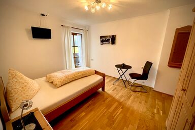 Ferienhaus Daxenberger - Einzelzimmer Hochgern 14 qm mit Balkon und Bergblick