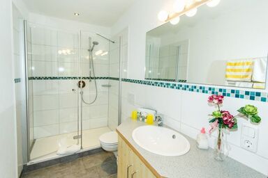 Café Chiemgau und Gästehaus - Ferienwohnung 1, 39qm Balkon, Kochnische, 1 Schlafzimmer Wohnschlafzimmer, 3 P.