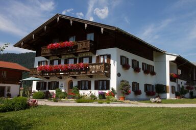 Neuhaushof - Chiemgau Karte - Doppelzimmer 4 mit Zustellbetten, Etagendusche und WC, Balkon
