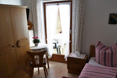 Haus Saurler - Chiemgau Karte - Einzelzimmer mit Balkon, Dusche und WC