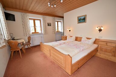 Haus Brandl - Doppelzimmer Nr. 1, für 2 Personen mit Dusche/WC/Balkon, Obergeschoss