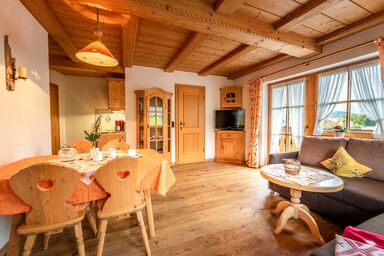 Ferienwohnungen Hollweger inkl. Chiemgaukarte - 2 Ferienwohnung 43qm, Balkon, Kochnische, 1 Schlafzimmer, 1 Wohnschlafz., WLAN