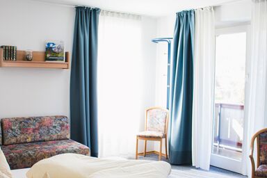 Gästehaus Germania - Dreibettzimmer Nr. 4 mit Dusche/WC und Balkon