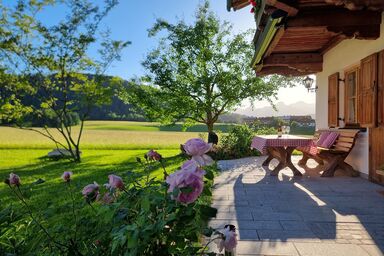 Chalet Menkenhof - Ferienwohnung - Wiese -, 120m² mit Terrasse und Blick auf die Berge