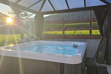 Chalet mit Terrassen-Whirlpool und Sauna