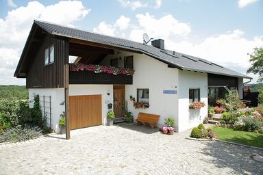 Ferienwohnung Achhammer - Ferienwohnung (100qm) mit Terrasse und Garten