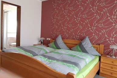 Pension Gästehaus Cornelia - Doppelzimmer 3 mit Terrasse und Ausblick ins Grüne