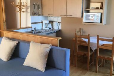 Haus Salzburgblick - Dreibettzimmer mit Kochmöglichkeit / Dusche, WC