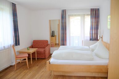 Pension Appartements  Niederreiter - Doppelzimmer mit Zustellbett, Dusche, WC