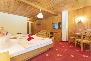 Aparthotel Reitanlage Dagnhof - Dreibettzimmer "Noriker" - Zirbenholzdecke, Balkon