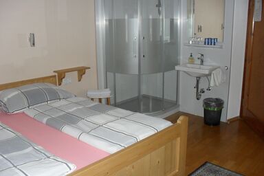 Landhaus Mayer - Vierbettzimmer mit Dusche