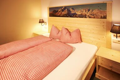 Apartments Amadeo - Doppelzimmer mit Zustellbett, Du/WC