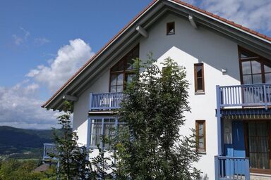 Modern eingerichtete Ferienwohnung mit Balkon und Blick auf die Berge sowie mit Gemeinschaftsgarten