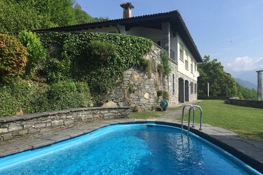 Ferienhaus mit Aussenpool und Blick auf den See, verspricht Ruhe und Privatsphäre.