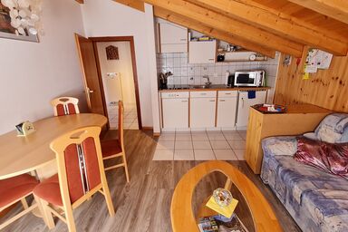 Chalet Haus (bei Einfahrt grosser Nussbaum )