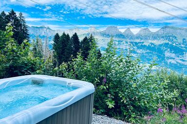 Chalet Wiesehöckli (CharmingStay). 3 Zimmerwohnung Bad/Dusche/Balkon/Aussen-Whirlpool