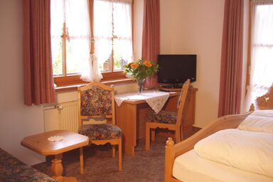 Gästehaus Schwarzlofer - Komfortables Doppel - oder Dreibettzimmer mit Dusche/WC